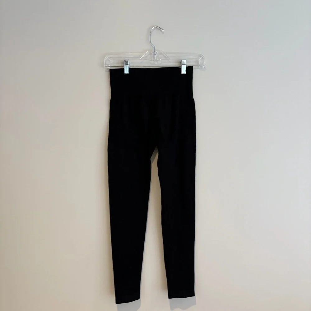 HALARA Soft Seamless Flow Ribbed High Waisted Tummy Control Yoga 7/8 Leggings - Picture 3 of 8